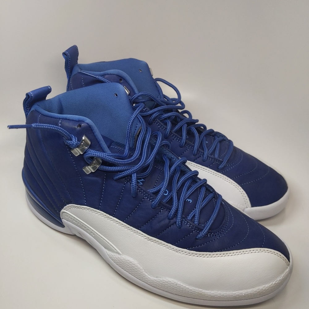 Jordan’s size 11 comes with box and Jordan shoe card